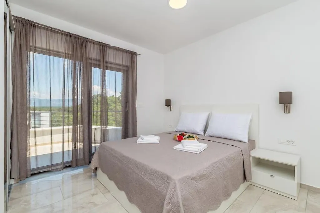 Apartments Laganini Njivice Croatia
